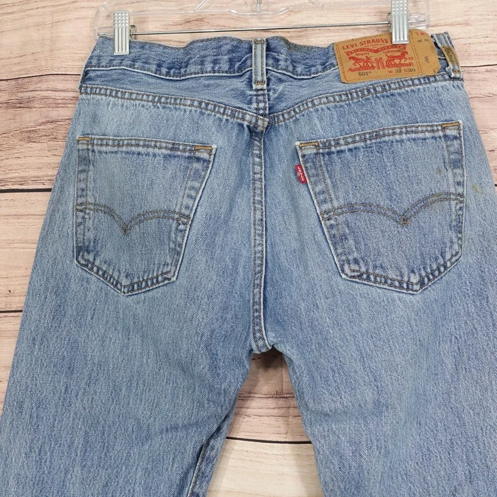 Levis 501 Jeans Mens 32x30 Blue Light Wash Regular Fit Straight Denim Button Fly